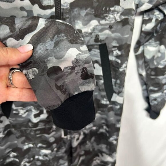 O’Neill boys one piece pajama onsie. Size XS. (6/7). Excellent condition. - Picture 6 of 11